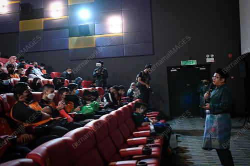 PENGALAMAN ˜MENDENGAR FILEM MAT KILAU'