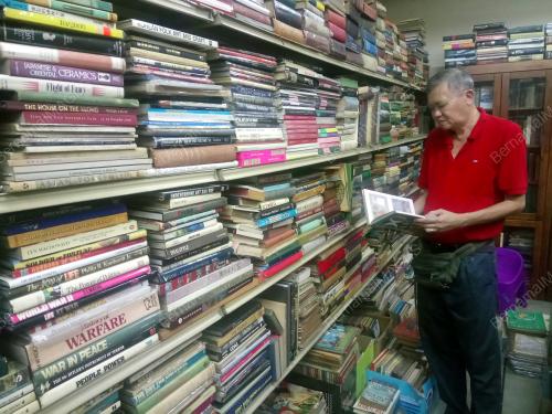 KL26_04072017_BOOKSTORE