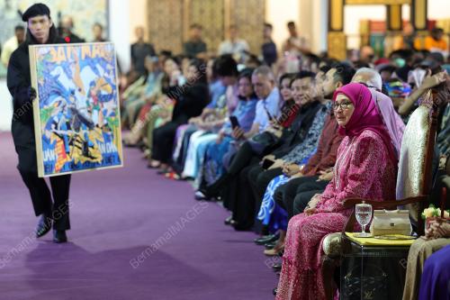 TUNKU AZIZAH AMINAH MAIMUNAH ISKANDARIAH