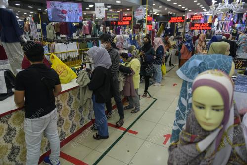 TINJAUAN WARGA KOTA MEMBELI BAJU RAYA AWAL UNTUK MENGELAKKAN KESESAKKAN MENJELANG AIDILFITRI