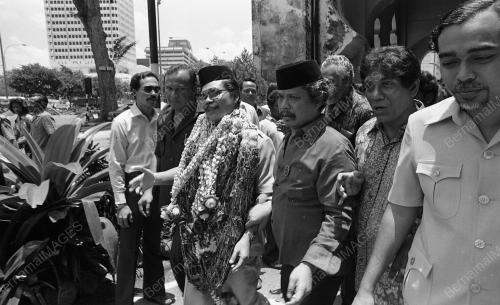 PENAMAAN CALON