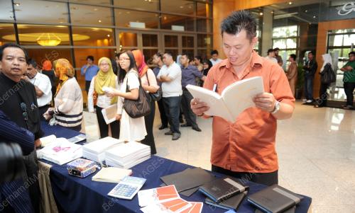 BUKU LAPORAN EKONOMI 2011/2012