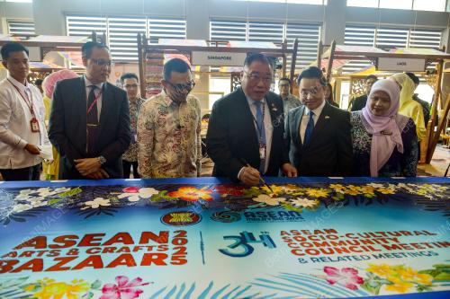 DATUK SERI TIONG KING SING