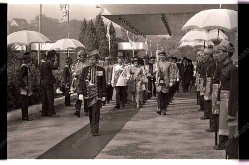 YANG DI PERTUAN AGONG MEMBUKA SESI KE 4 PERSIDANGAN PARLIMEN