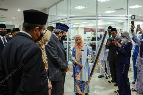 SULTAN SHARAFUDDIN IDRIS SHAH