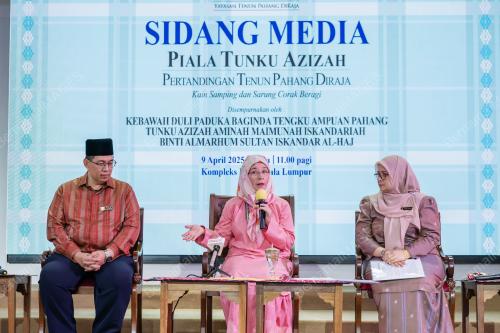 TENGKU AMPUAN PAHANG, TUNKU AZIZAH AMINAH MAIMUNAH ISKANDARIAH