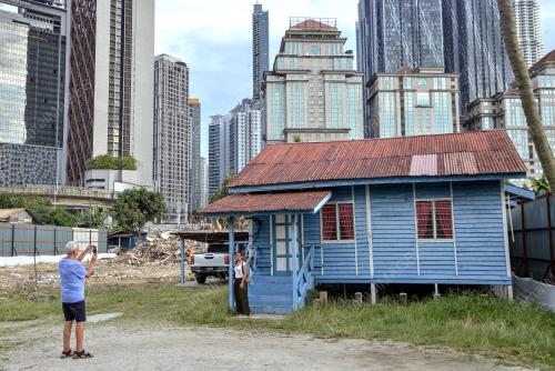 RUMAH BIRU KAMPUNG BARU