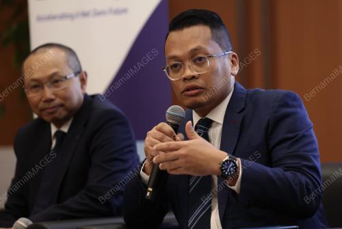 NIK NAZMI NIK AHMAD