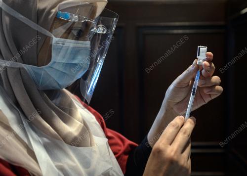 BARISAN HADAPAN MENERIMA SUNTIKAN VAKSIN