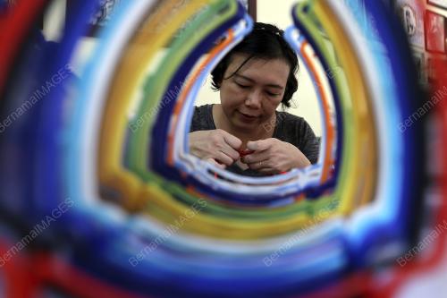 PERISAI MUKA BAGI PETUGAS BARISAN HADAPAN
