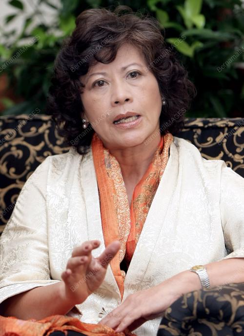 DR NOELEEN HEYZER