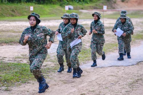 LATIHAN MENEMBAK PELATIH WANITA PLKN 3.0