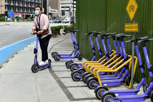 TINJAUAN E-SCOOTER