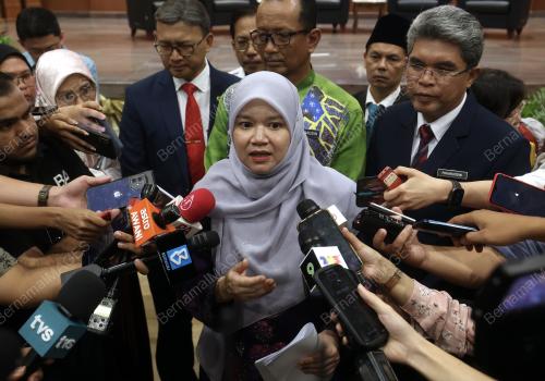 FADHLINA SIDEK