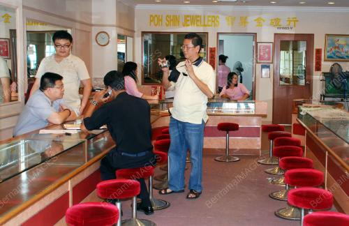 ROMPAKAN KEDAI EMAS