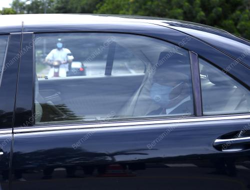 KENDERAAN TENGKU RAZALEIGH KELUAR DARI PINTU ISTANA