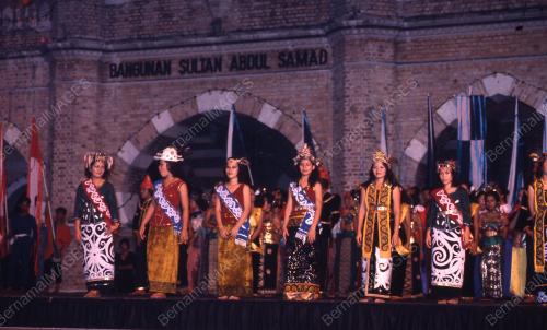 HARI KEPUTERAAN AGONG