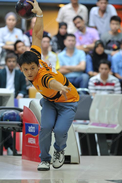 KL26_17032012_BOWLING