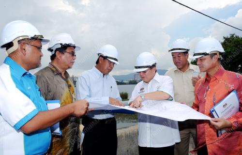DATUK SERI DOUGLAS UGGAH EMBAS
