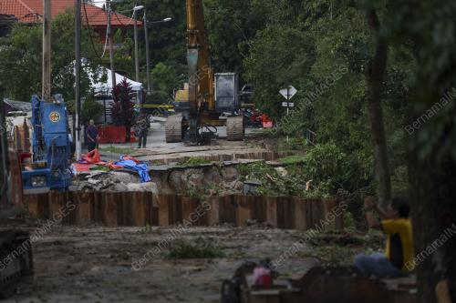 TANAH RUNTUH PUCHONG