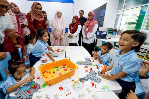 DATUK SERI DR WAN AZIZAH WAN ISMAIL
