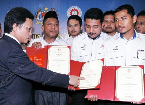 MOHD SHAFIE APDAL