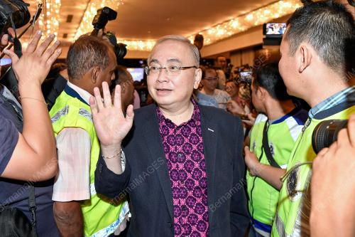DATUK SERI DR WEE KA SIONG