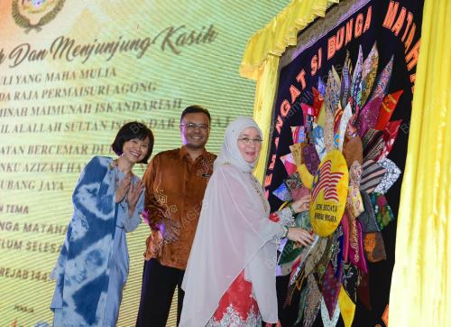 TUNKU AZIZAH AMINAH MAIMUNAH ISKANDARIAH
