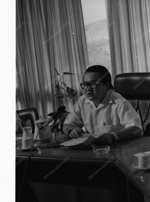 LEE SAN CHOON MEET TRANSPORT OPERATORS AT HIS OFFICE
