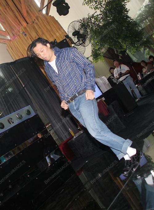MEMPERINGATI MJ