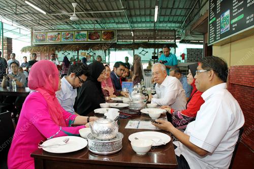 KL26_30042015_PM_WALKABOUT