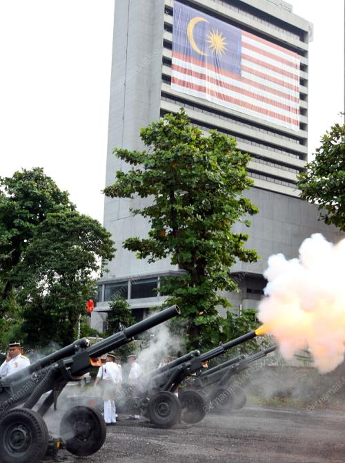 TEMBAKAN MERIAM SEMPENA HARI KEMERDEKAAN KE-51