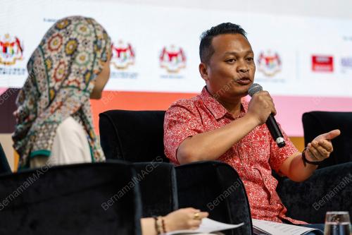 NIK NAZMI NIK AHMAD