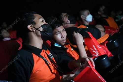 PENGALAMAN ˜MENDENGAR FILEM MAT KILAU'