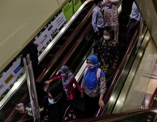 PEMATUHAN PEMAKAIAN PELITUP SEPARUH MUKA