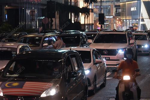 KENDERAAN BANYAK DI MALAM MINGGU