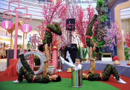 KL27_05012012_ACROBATICS