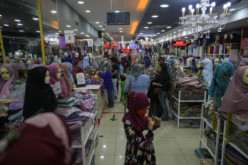 TINJAUAN WARGA KOTA MEMBELI BAJU RAYA AWAL UNTUK MENGELAKKAN KESESAKKAN MENJELANG AIDILFITRI