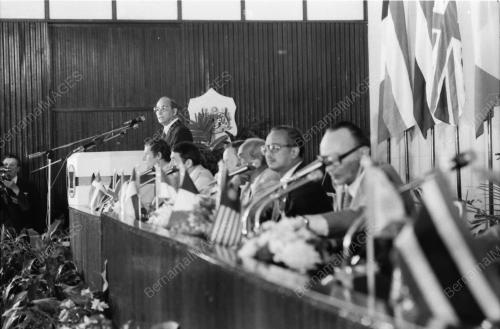 DATUK HUSSEIN PRESIDES AT SIGNING OF EEC