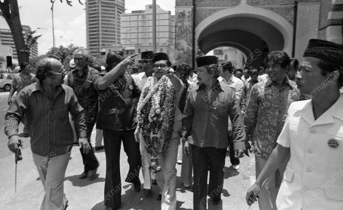 PENAMAAN CALON