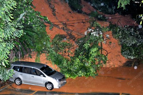 KL27_07052013_TANAH_RUNTUH