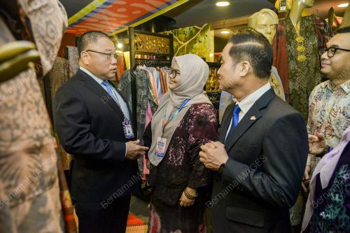DATUK SERI TIONG KING SING