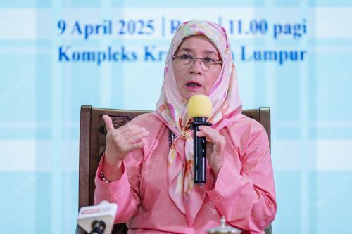 TENGKU AMPUAN PAHANG, TUNKU AZIZAH AMINAH MAIMUNAH ISKANDARIAH