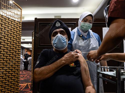 BARISAN HADAPAN MENERIMA SUNTIKAN VAKSIN