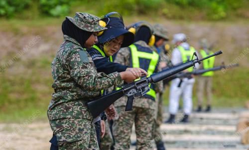 LATIHAN MENEMBAK PELATIH WANITA PLKN 3.0