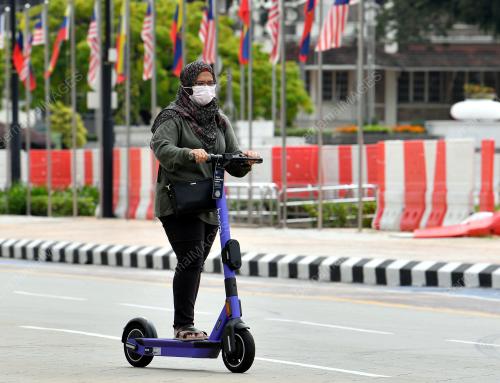 TINJAUAN E-SCOOTER
