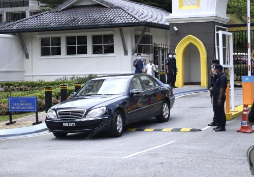 KENDERAAN TENGKU RAZALEIGH KELUAR DARI PINTU ISTANA