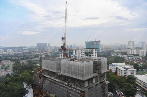 PEMBINAAN KONDOMUNIUM 37 TINGKAT RUNTUH