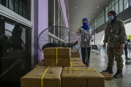 PENYERAHAN KIPAS INDUSTRI KEPADA ZON PENGURUSAN BENCANA - UNIT RAWATAN COVID-19