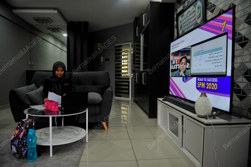 PELAJAR TINGKATAN LIMA MENGIKUTI PEMBELAJARAN DIDIKTV